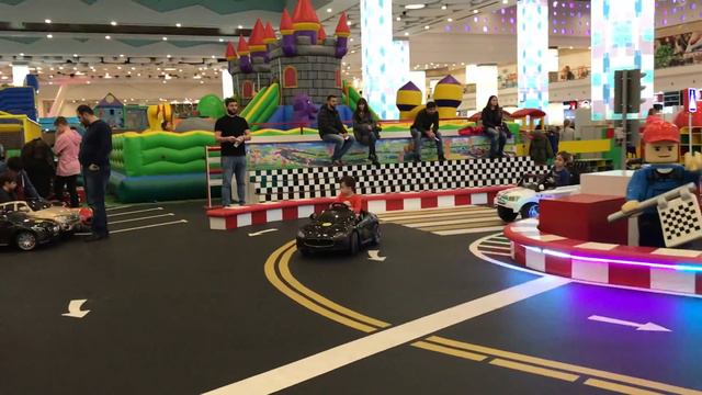 Дети катаются на машинах - Видео для детей. Kids ride on cars - Video for Kids смотреть онлайн