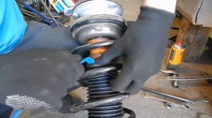 BMW 318d (E90). Замена передних стоек.