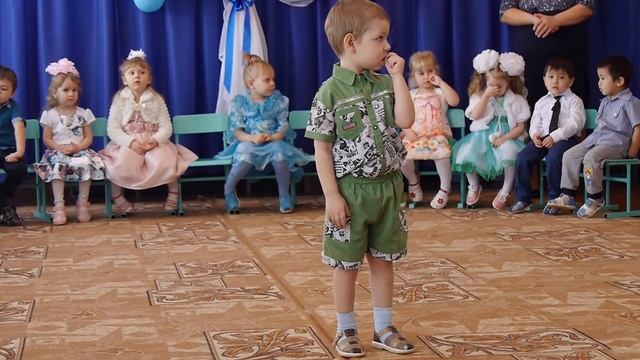 на утреннике в саду)) мальчик Олежка песню клево поет, теперь сама хожу пою)) смотреть онлайн