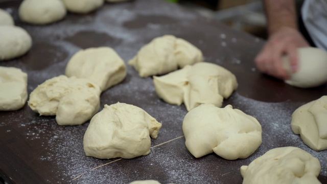 КАК ДЕЛАЮТ БАТОН В ПЕКАРНЕ ? ПОДРОБНОСТИ В ОПИСАНИИ! смотреть онлайн