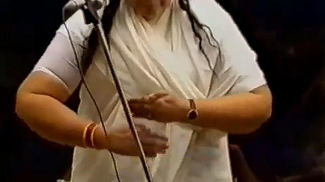 Шри Матаджи показывает, как поднимать Кундалини и делать бандан смотреть онлайн