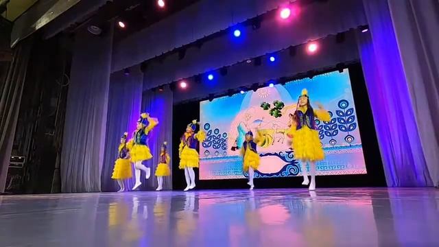 Детский ансамбль "Тамчылар"(Капельки) Кыргызский танец "Көчмөндөр" смотреть онлайн