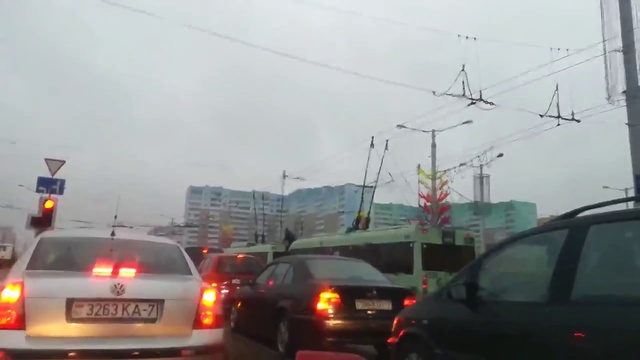 Минск- мужчина прыгал по крышам троллейбусов смотреть онлайн