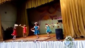 Первый класс танцует русский народный танец