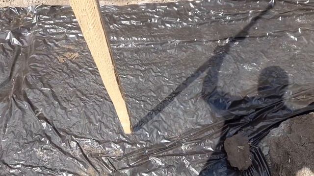 Залили подушку под сборно-монолитный фундамент.Проверка качества. Z273