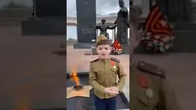 Стихотворение Р. Казаковой "На фотографии в газете". Читает Влад Платков смотреть онлайн