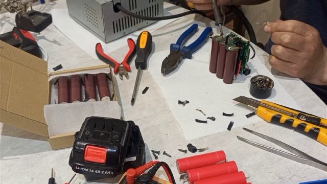 Ремонтирую аккумуляторы от шуруповерта новым аппаратом