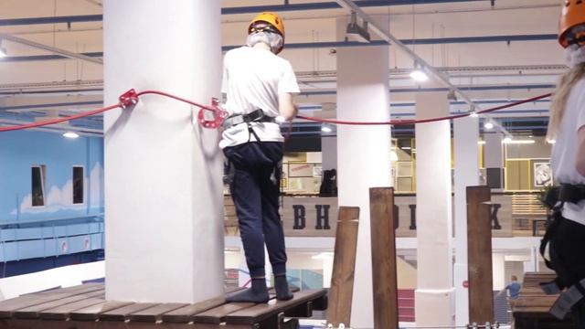 КАК СДЕЛАТЬ САЛЬТО | КУВЫРОК ВПЕРЕД | НАУЧИТЬСЯ ПРЫГАТЬ НА БАТУТАХ | УФА РУЛИТ смотреть онлайн