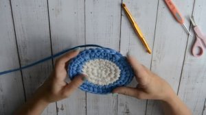 Разноцветная круглая сумка из трикотажной пряжи с бамбуковыми ручками