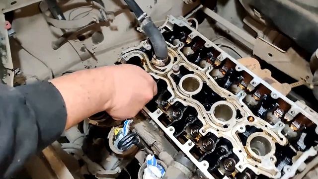 Как поменять маслосьемные колпачки не снимая ГБЦ ВАЗ 16 кл.