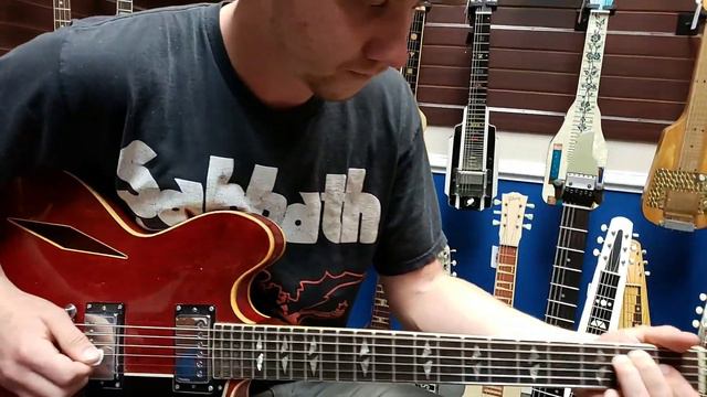 Soren plays a 1967 Gibson Trini Lopez with a 1965 Fender Deluxe Reverb смотреть онлайн