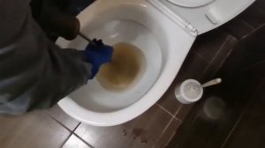 Прочистка засора в унитазе электромеханикой