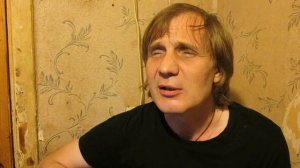 На опушке леса старый дуб стоит