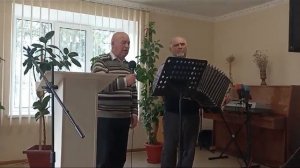 Далеко, далеко журавли улетели. (Пение под баян).