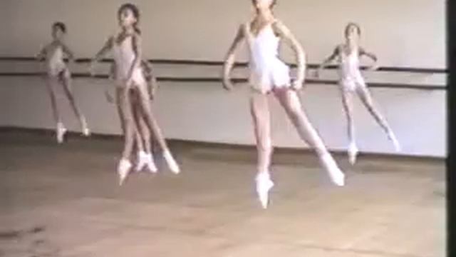 Классический танец. 1 класс МАХУ смотреть онлайн