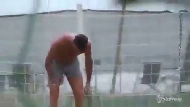 Джанлуиджи Буффон сыграл в футбол на пляже с обычными пацанами смотреть онлайн