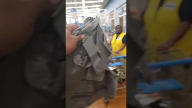 Getting Free Book Bags At The "Trap House" смотреть онлайн