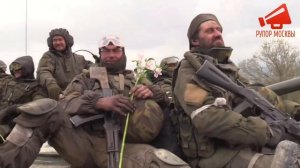 Мирные жители встретили с флагами и цветами вышедших из Мариуполя военных