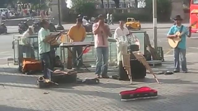 "Musica de los Andes" рядом с площадью Каталонии смотреть онлайн