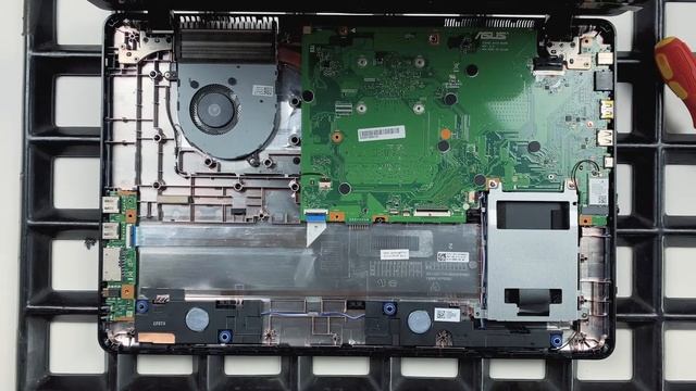 Asus VivoBook 17 D705BA von Innen смотреть онлайн