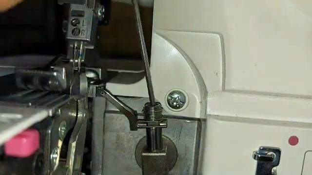 Регулировка петлителей на оверлоке Janome. Петлители задевают друг о друга смотреть онлайн