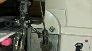 Регулировка петлителей на оверлоке Janome. Петлители задевают друг о друга