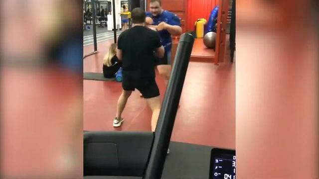 РУССКИЙ ГИГАНТ КОТОРЫЙ ВЕСИТ 220 КГ. САМЫЙ НАСТОЯЩИЙ БОГАТЫРЬ ДЕНИС ВИЛЬДАНОВ ПО ПРОЗВИЩУ " ПАПА " смотреть онлайн
