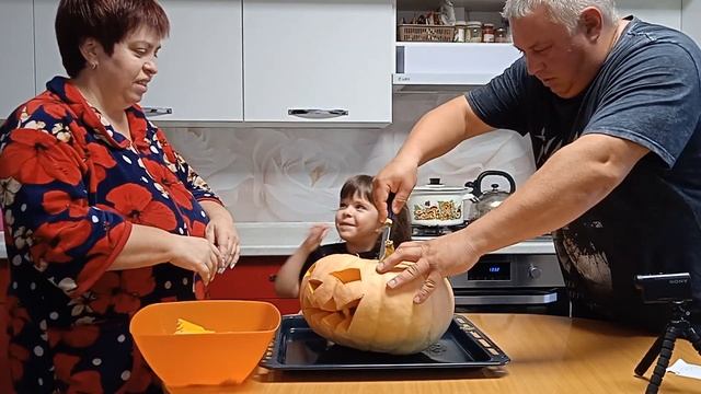 Как вырезать тыкву на Хэллоуин смотреть онлайн