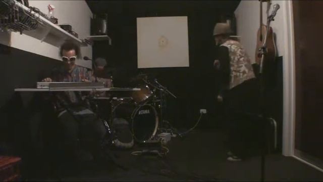 Free Jam @ Jays Studio w Chris korg R3, Taegan & Jay Roland Handsonic.wmv смотреть онлайн