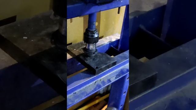 Ocena elementów zawieszenia Citroen C5 po roku od naprawy. Naprawa sworznia na prasie hydraulicznej смотреть онлайн