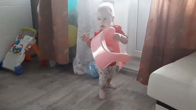 Беатриса. 1 годик. Первые шаги ребенка смотреть онлайн