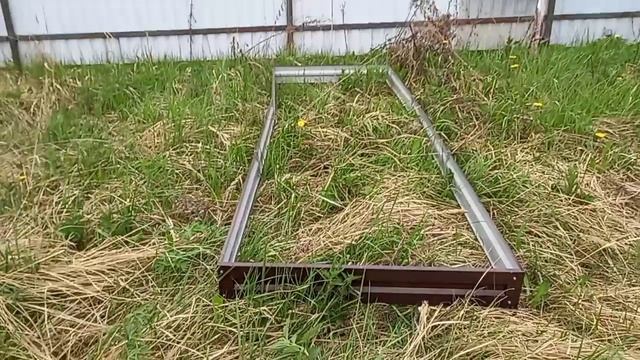 И снова дача) Ставлю грядки для клубники и зелени.