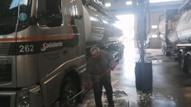 Мойка тягача и цистерны на RINNEN , просто релакс смотреть онлайн