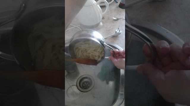 Как слить макароны без дуршлага