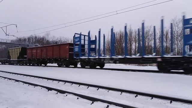 Электровоз 2ЭС4К-046-Дончак с грузовым поездом+супер приветливый помощник на станции Александровска смотреть онлайн