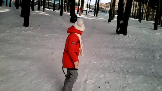Я мама и Саша, котаемся на снегокате на "Птичьей горке"! смотреть онлайн