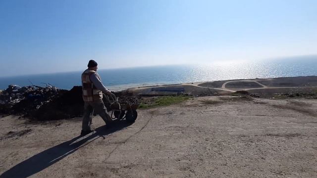 Свалка на склоне моря. Выбрасывают мусор на берегу моря. Фонтанка. Одесская область. смотреть онлайн
