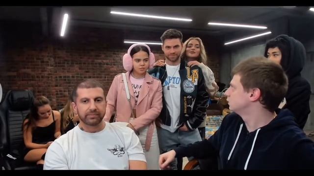 ПАСПОРТ СЮДА ДАВАЙ! / АМИРАН И МЕЛСТРОЙ ПРОВЕРЯЮТ ПАСПОРТ У ДЕВУШКИ НА СТРИМЕ смотреть онлайн