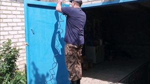 Покраска ворот старого гаража.