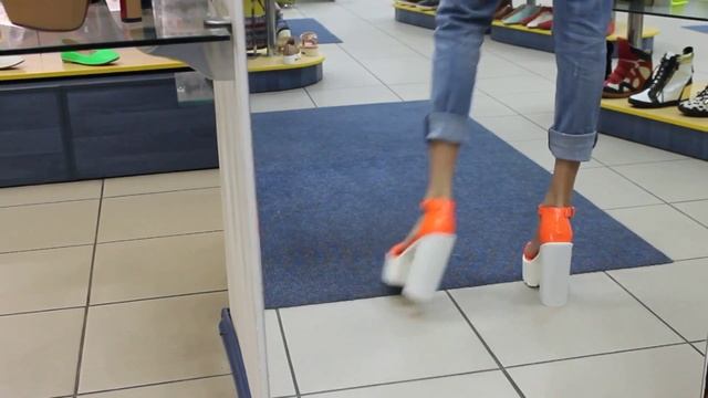 Босоножки Jeffrey Campbell оранжевый лак тракторная платформа смотреть онлайн