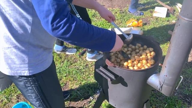 МОЛОДАЯ КАРТОШКА В КАЗАНЕ НА КОСТРЕ , КАРТОХА СО ШКВАРКАМИ В КАЗАНЕ смотреть онлайн