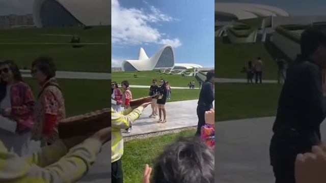 Культурный центр имени Гейдар Алиева и день рождение #baku #walking #drivingtours #walkingtour смотреть онлайн