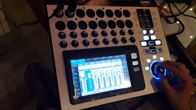 BOSE L1 tower Speaker and QSC Mixer смотреть онлайн
