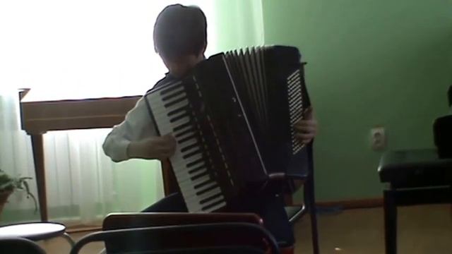 Игра на аккордеоне. Юноша, учащийся музыкальной школы. смотреть онлайн