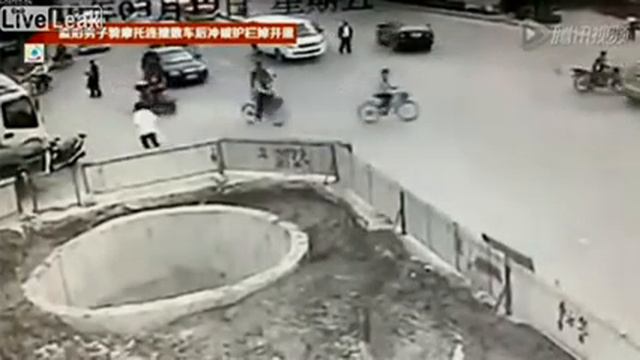 Scooter man ends up in big hole after hitting multiple vehicles смотреть онлайн