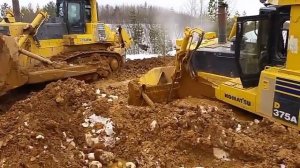 Бульдозер komatsu 375 попал в линзу