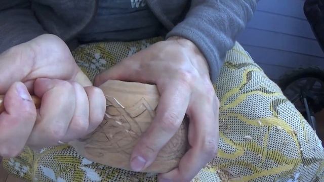 Кукса с плетеным орнаментом. Резной узор. Kuksa With A Braided Ornament. Carved Pattern.