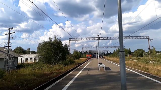 Двв в одном! Тепловоз 2ТЭ116У с грузовым составом и Электропоезд ЭТ2М-042 на о.п. Дивенская смотреть онлайн