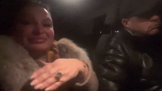 А МУЗЫКА ИГРАЕТ ГРОМКО ?????????? смотреть онлайн