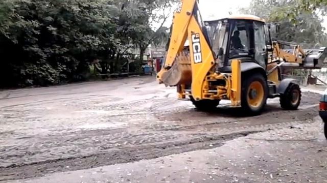 JCB 3cx, выравнивание площадки передним челюстным ковшом.